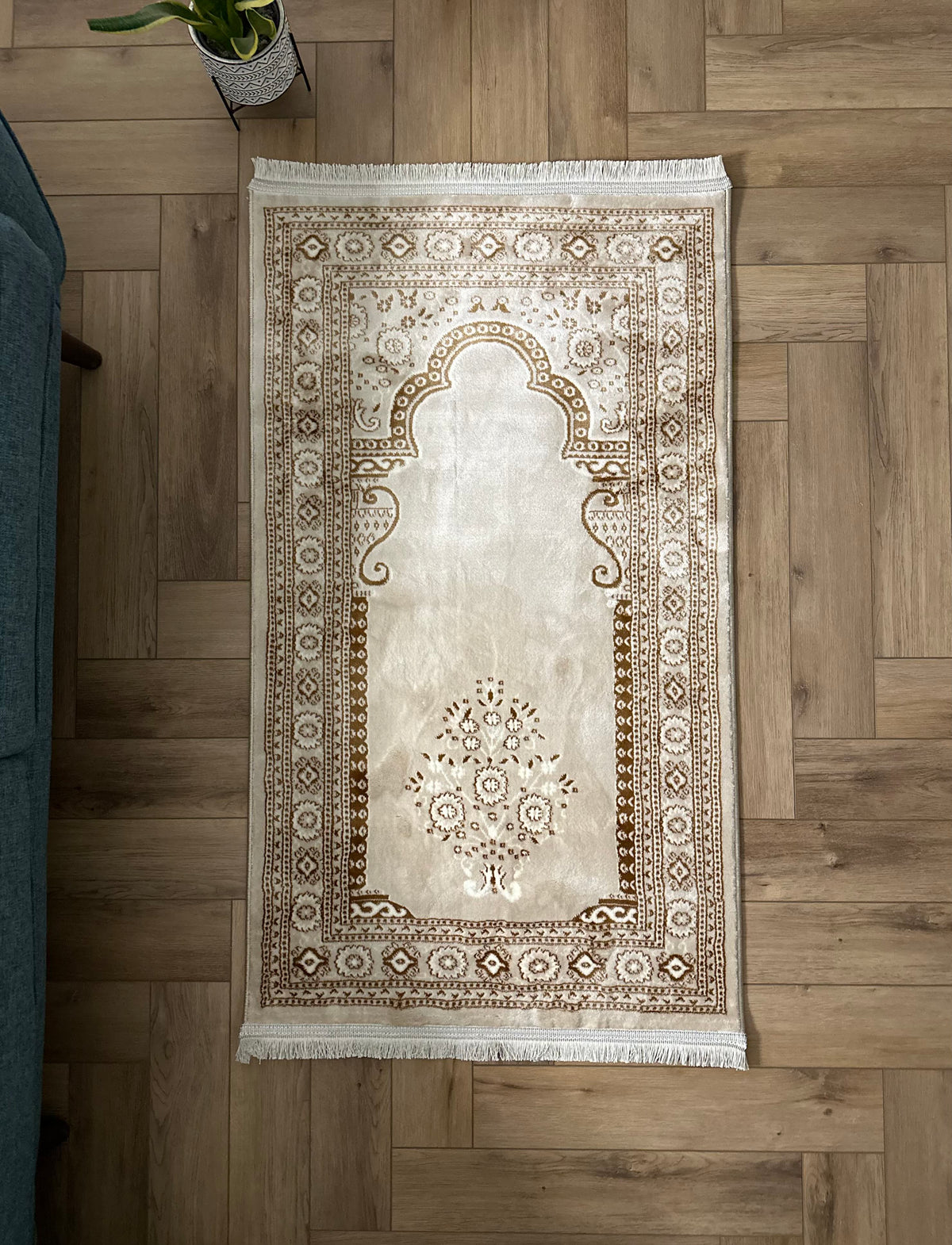 Divine Reverence: Elegant Ivory Prayer Mat